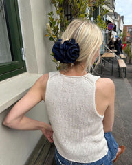 Siddende kvinde iført hvid Alice Top set bagfra