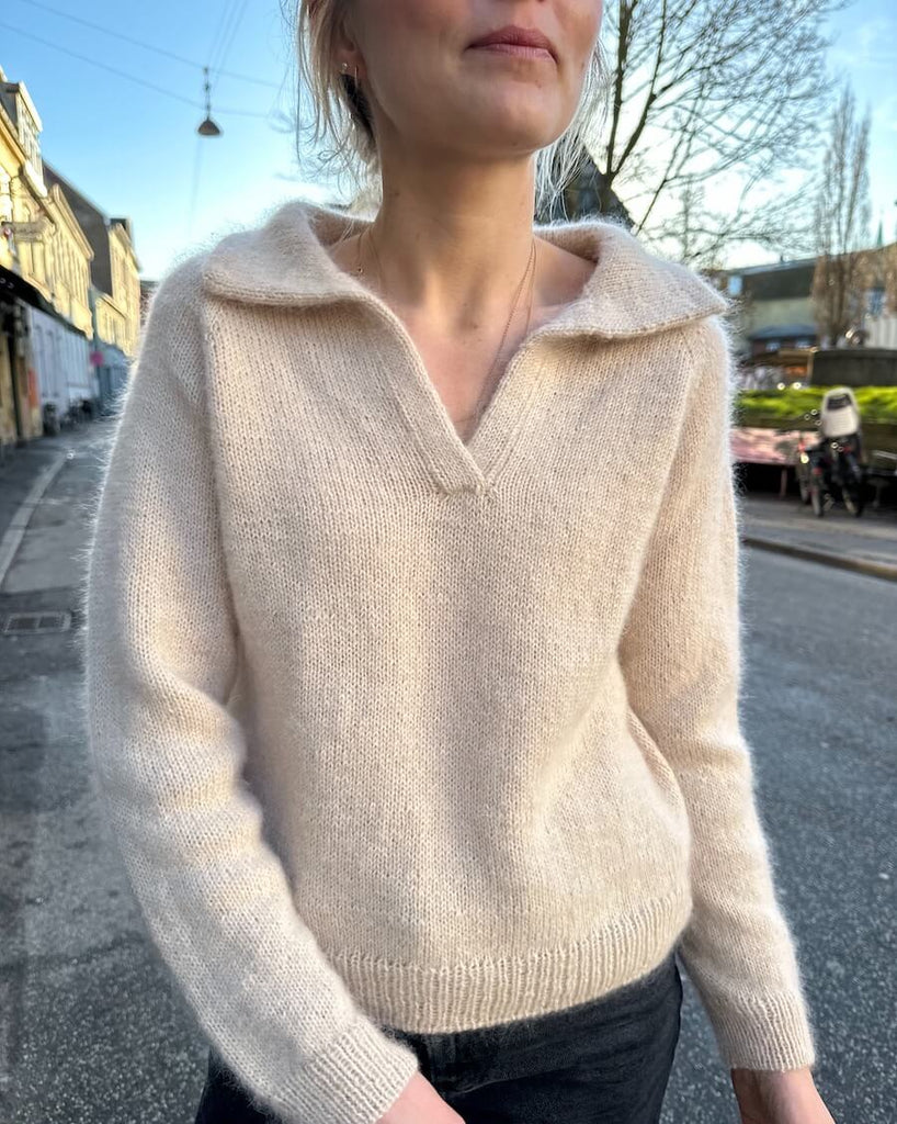 Kvinde iført hvid Elisabeth Blouse