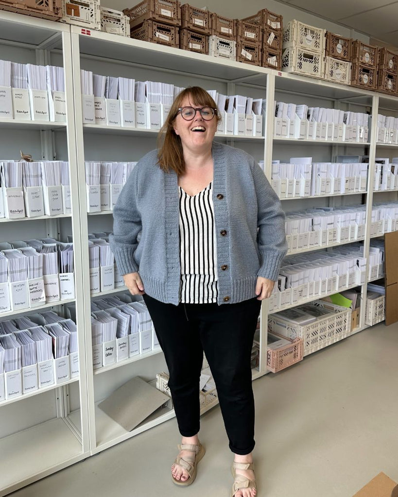 Kvinde iført lyseblå Eva Cardigan