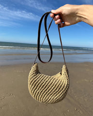 Florence bag med læderrem i mørk på strand