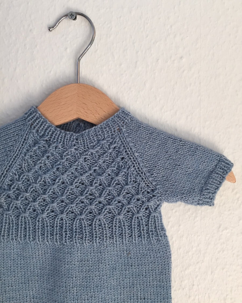 Lyseblå Millas Sommerdragt på bøjle