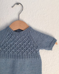 Lyseblå Millas Sommerdragt på bøjle