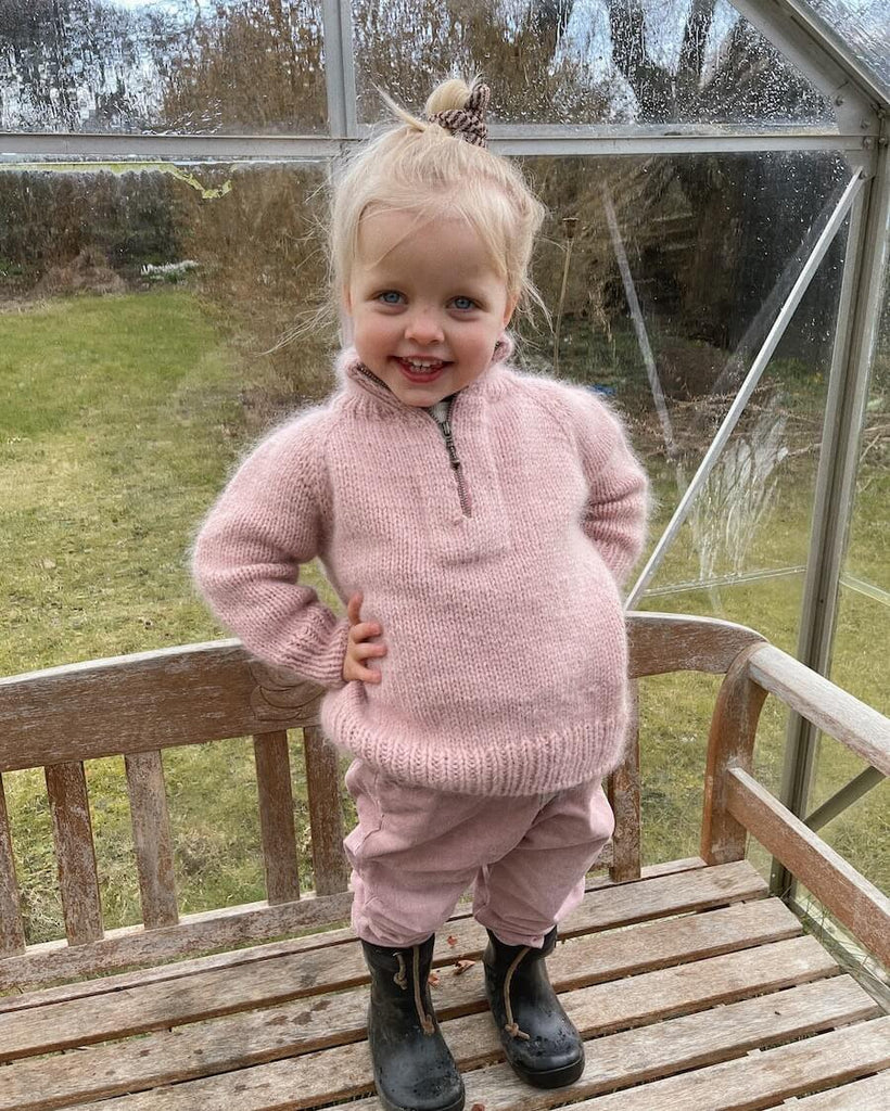 Pige iført lyserød Zipper Sweater Junior