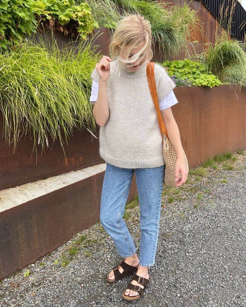 Kvinde iført lysegrå Weekend Slipover