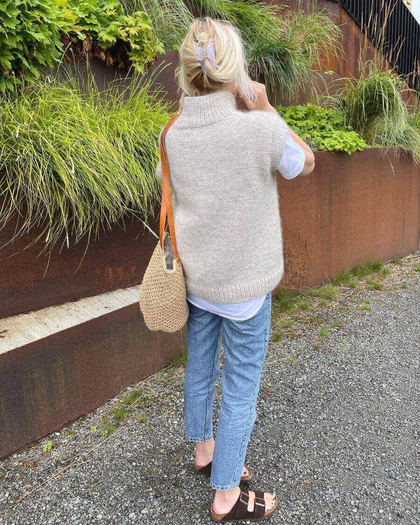 Kvinde iført lysegrå Weekend Slipover set bagfra