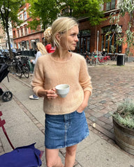 Kvinde iført ferskenfarvet Kumulus Bluse O-neck