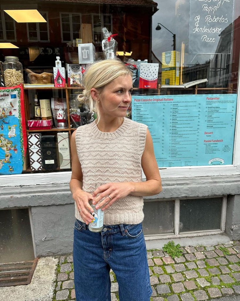 Kvinde iført beige Sille Slipover