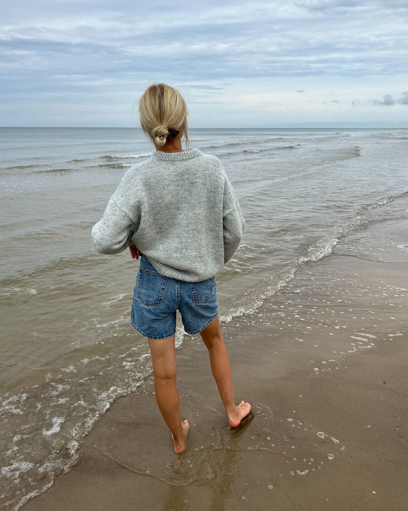 Kvinde iført lysegrå Sonja Sweater set fra ryggen