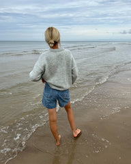 Kvinde iført lysegrå Sonja Sweater set fra ryggen