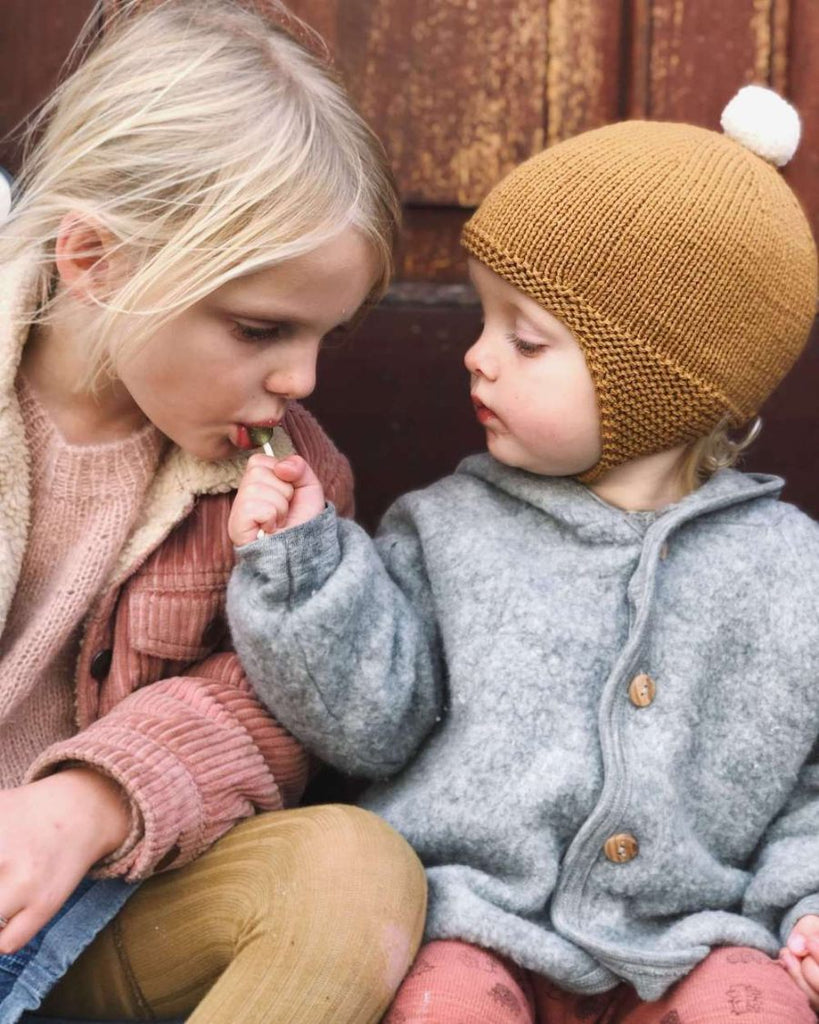 Barn iført gul Alberts Pilothue