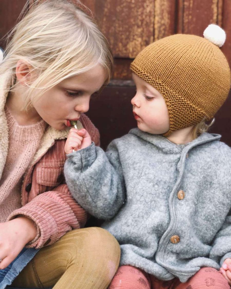 Barn iført gul Alberts Pilothue