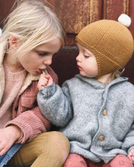 Barn iført gul Alberts Pilothue