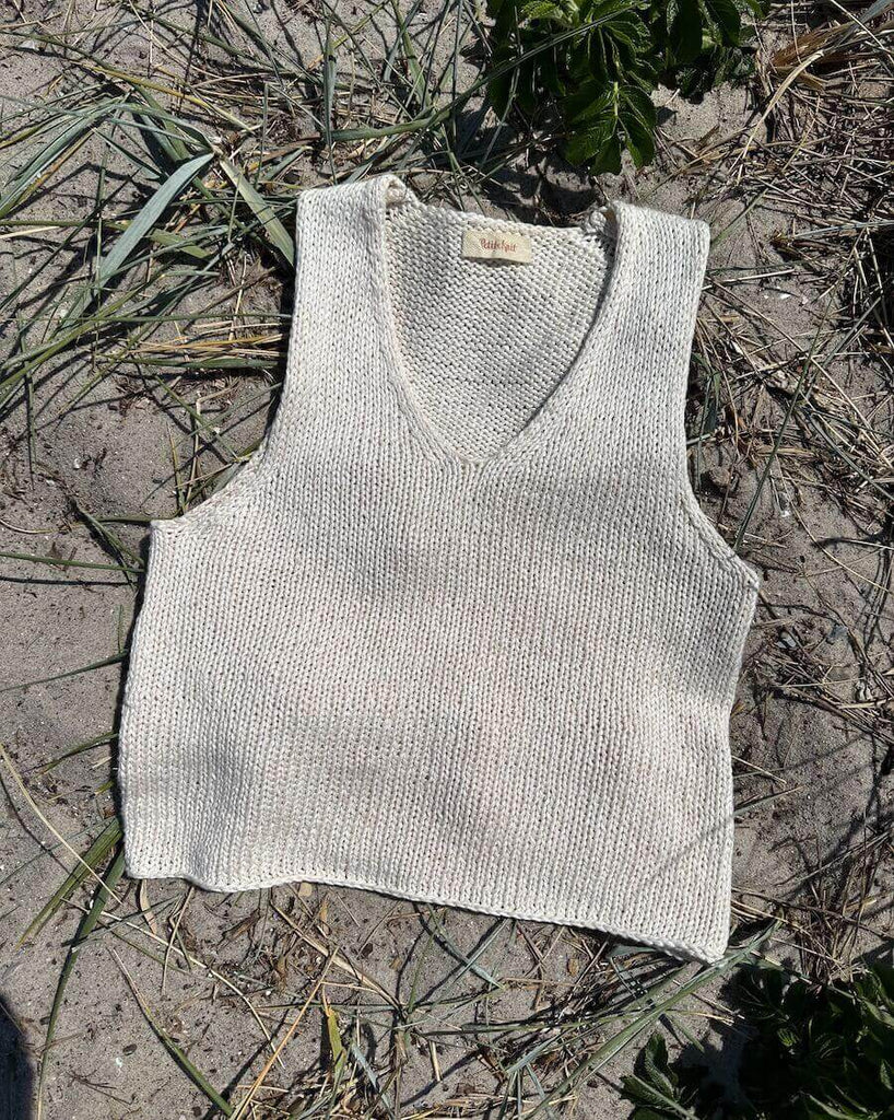 Hvid Alice Top på sand.