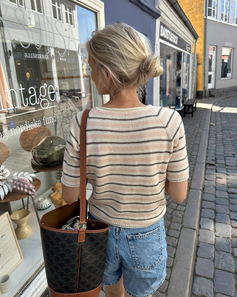 Kvinde iført stribet Amélie Tee set bagfra