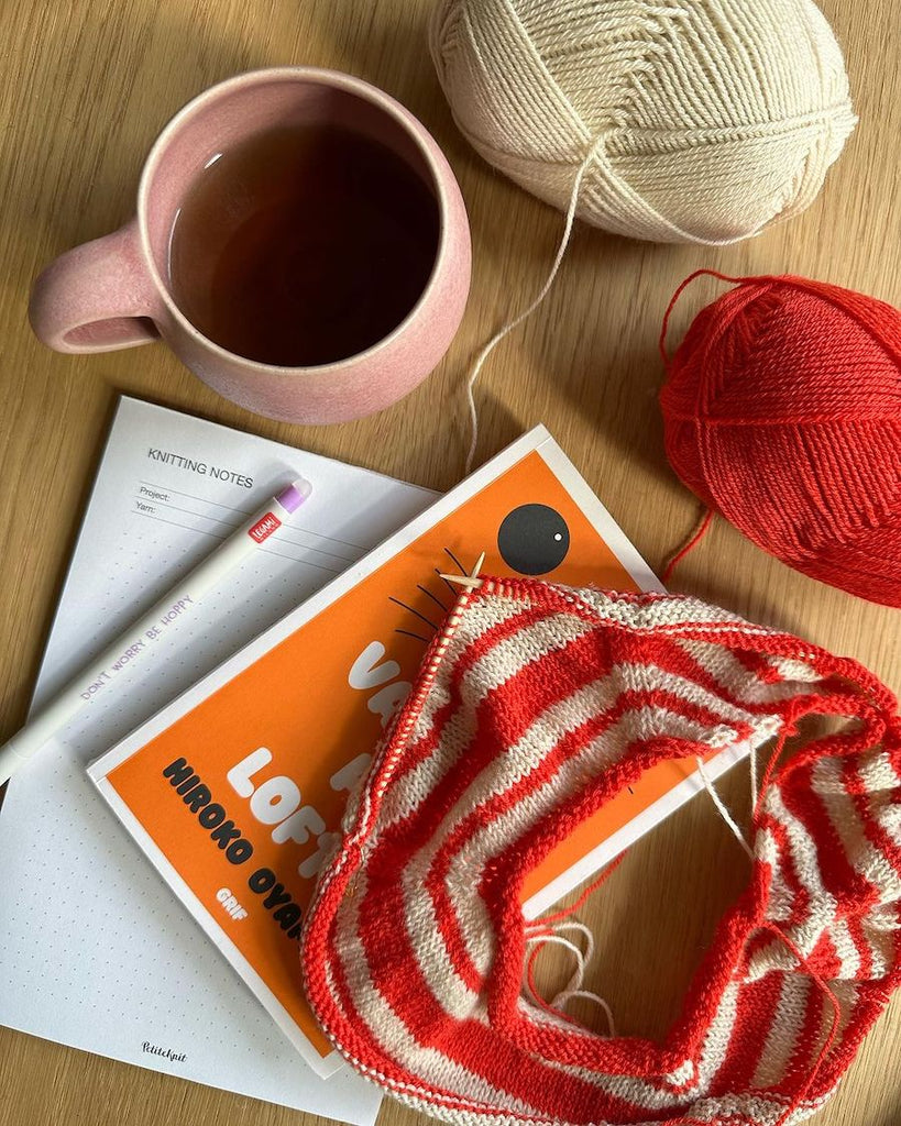 Noteblok med bullets på bord med Amalie tee junior