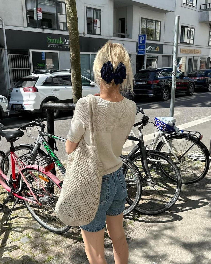 Kvinde iført hvid Anker Tee set bagfra