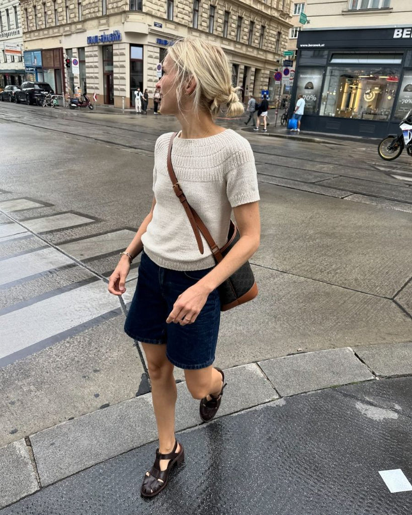 Kvinde iført hvid Ankers Sommerbluse