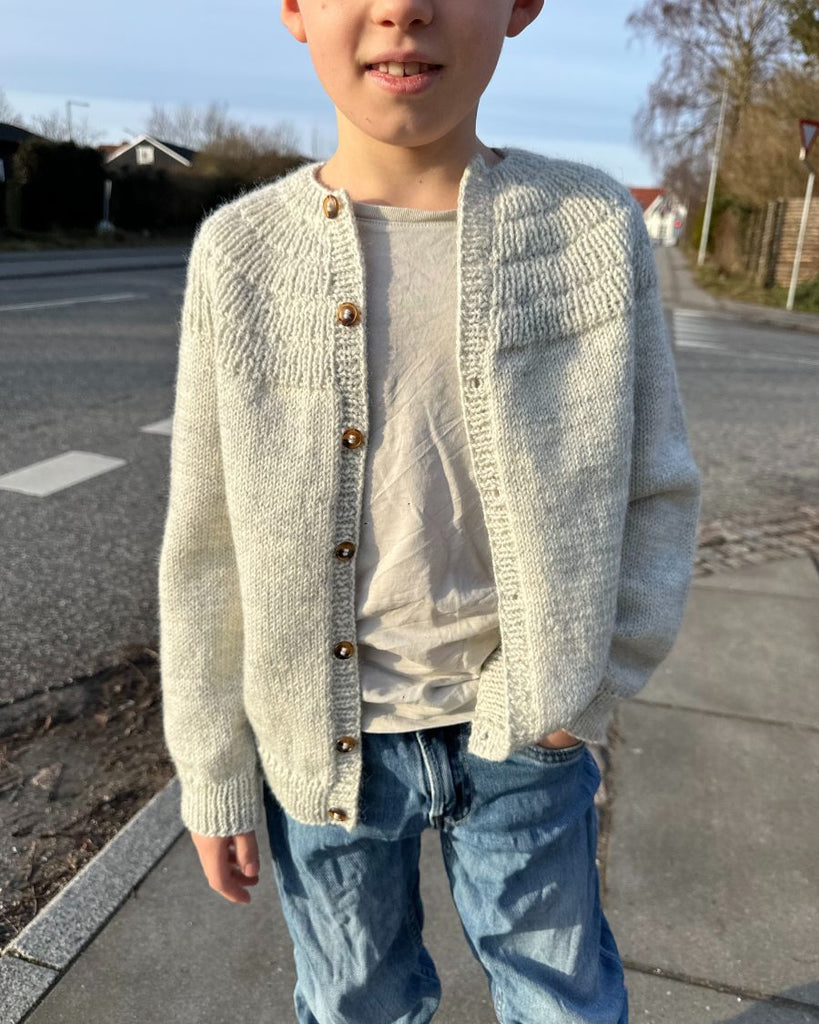 Dreng iført grå Ankers Jakke