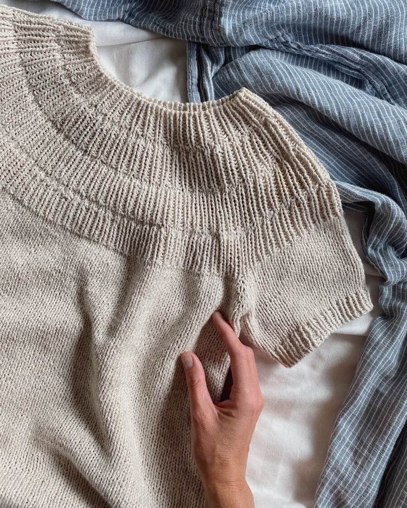 Detaljebillede af liggende hvid Ankers Sommerbluse