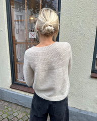 Kvinde iført grå Ankers Trøje – My Size set bagfra