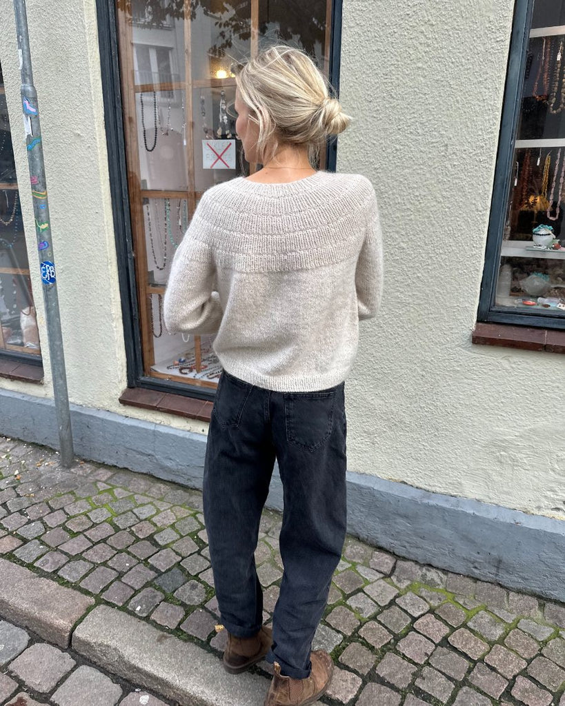 Kvinde iført grå Ankers Trøje – My Size set bagfra