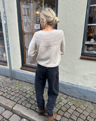 Kvinde iført grå Ankers Trøje – My Size set bagfra