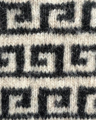 Closeup af mønsteret på beige og sort Athene Sweater