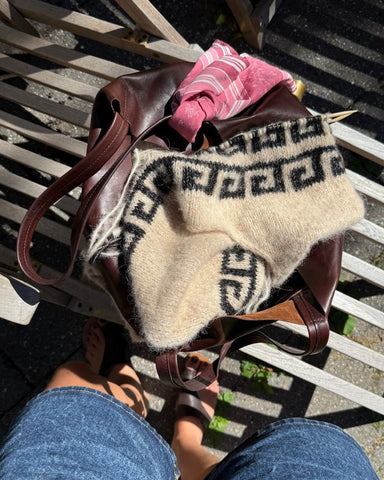 Procesbillede af beige og sort Athene Sweater