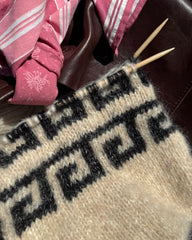 Procesbillede af beige og sort Athene Sweater