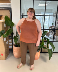 Kvinde iført brunlig Audrey Top