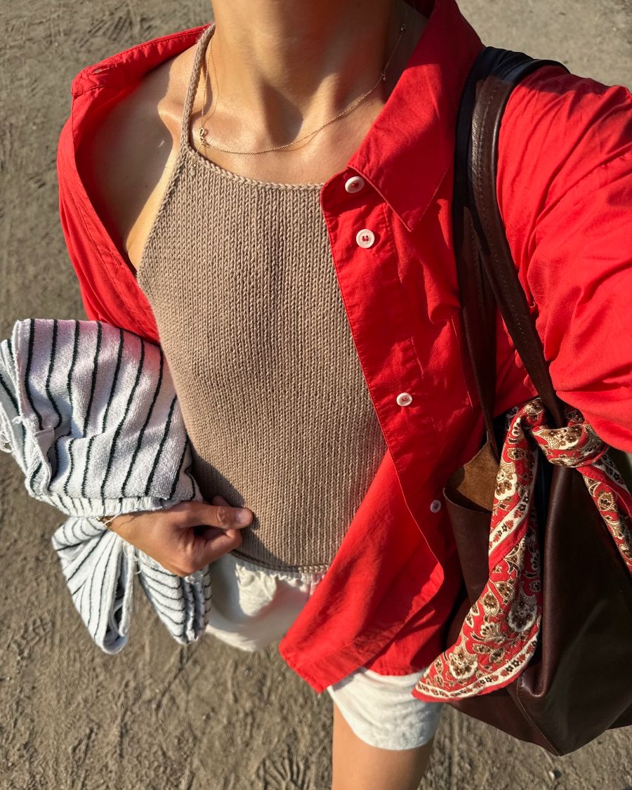 Kvinde iført brun Audrey Top