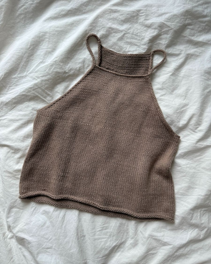 Brun Audrey Top liggende på sengetøj