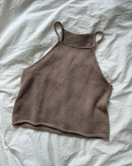 Brun Audrey Top liggende på sengetøj