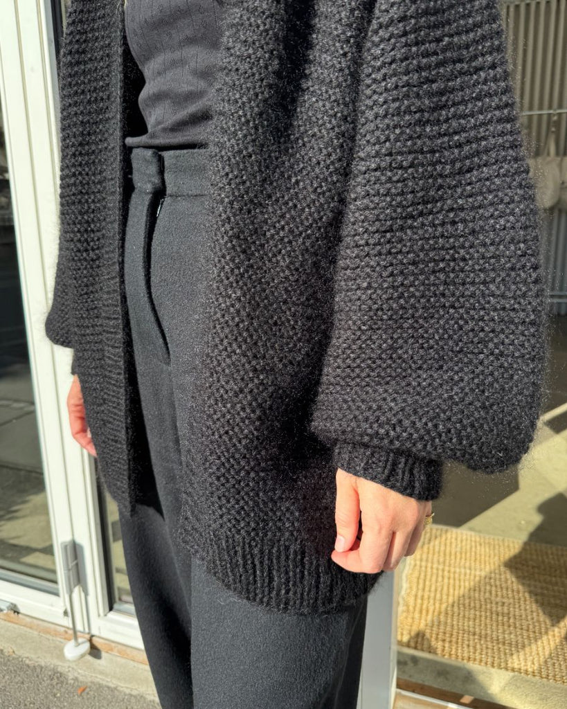 Closeup af ærmet på sort Ballonjakken