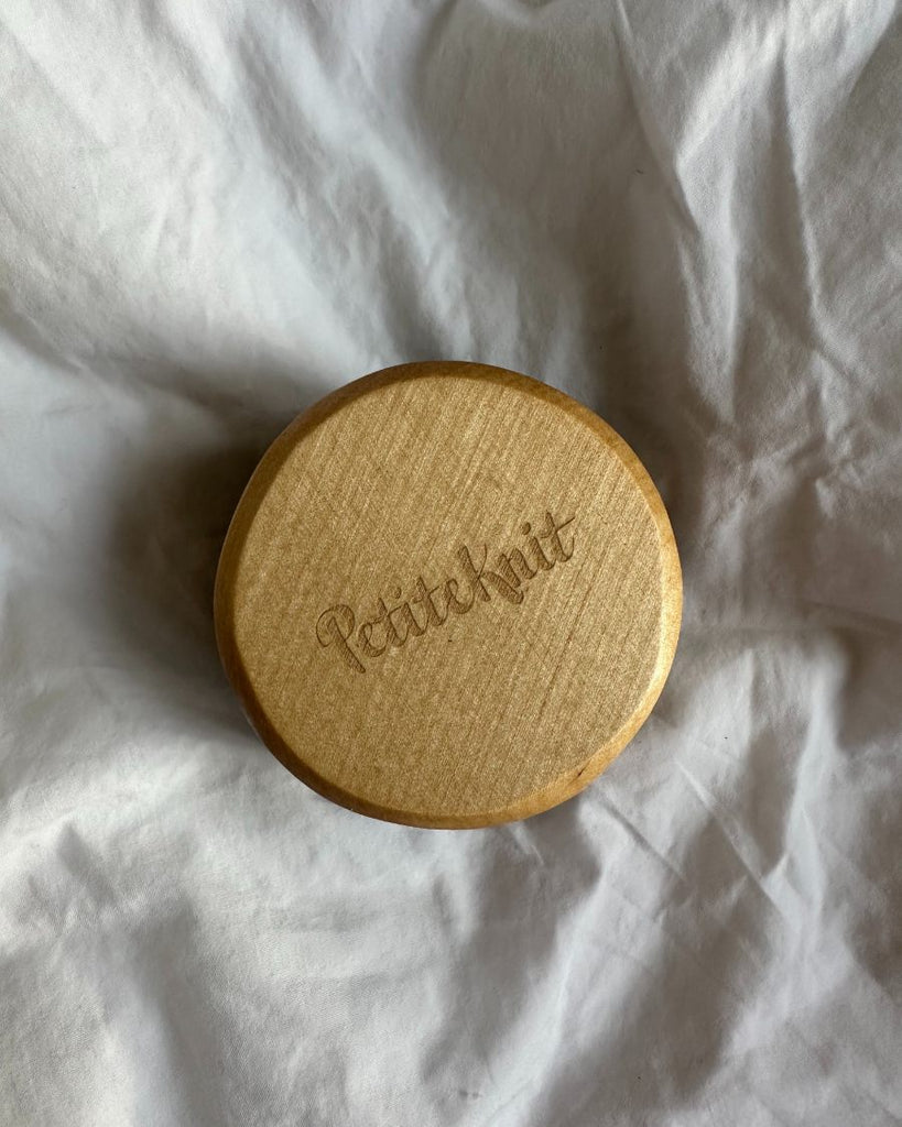 Close up af mohairbørste med logo på