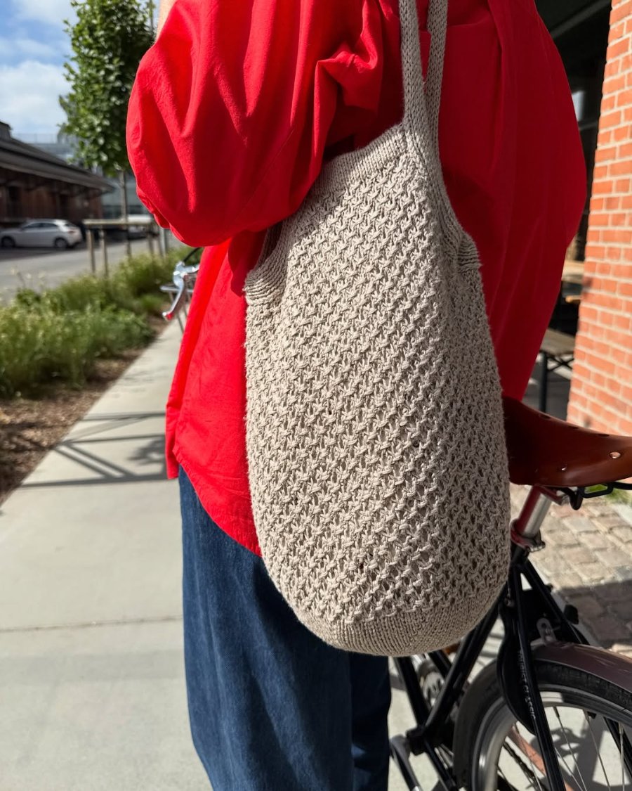 Kvinde med beige Breeze Bag