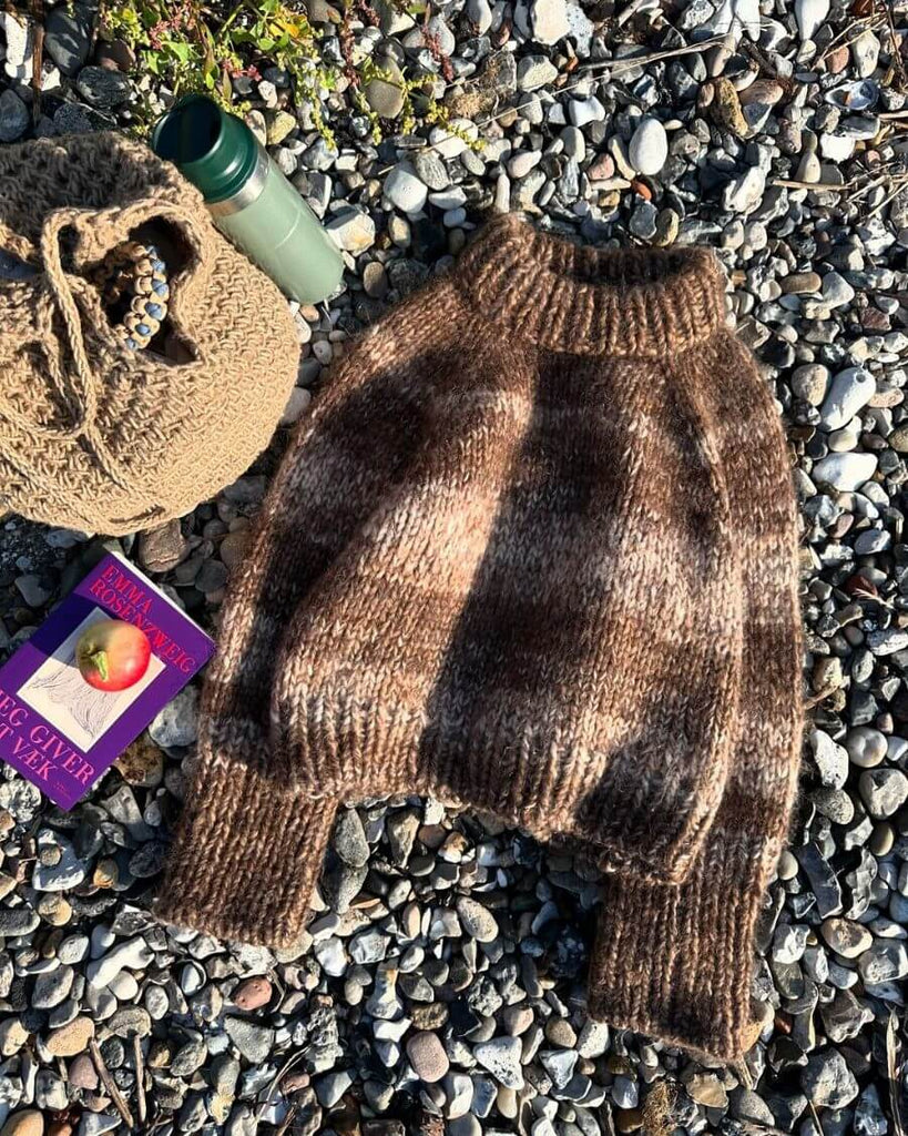 Liggebillede af brun Marble Sweater