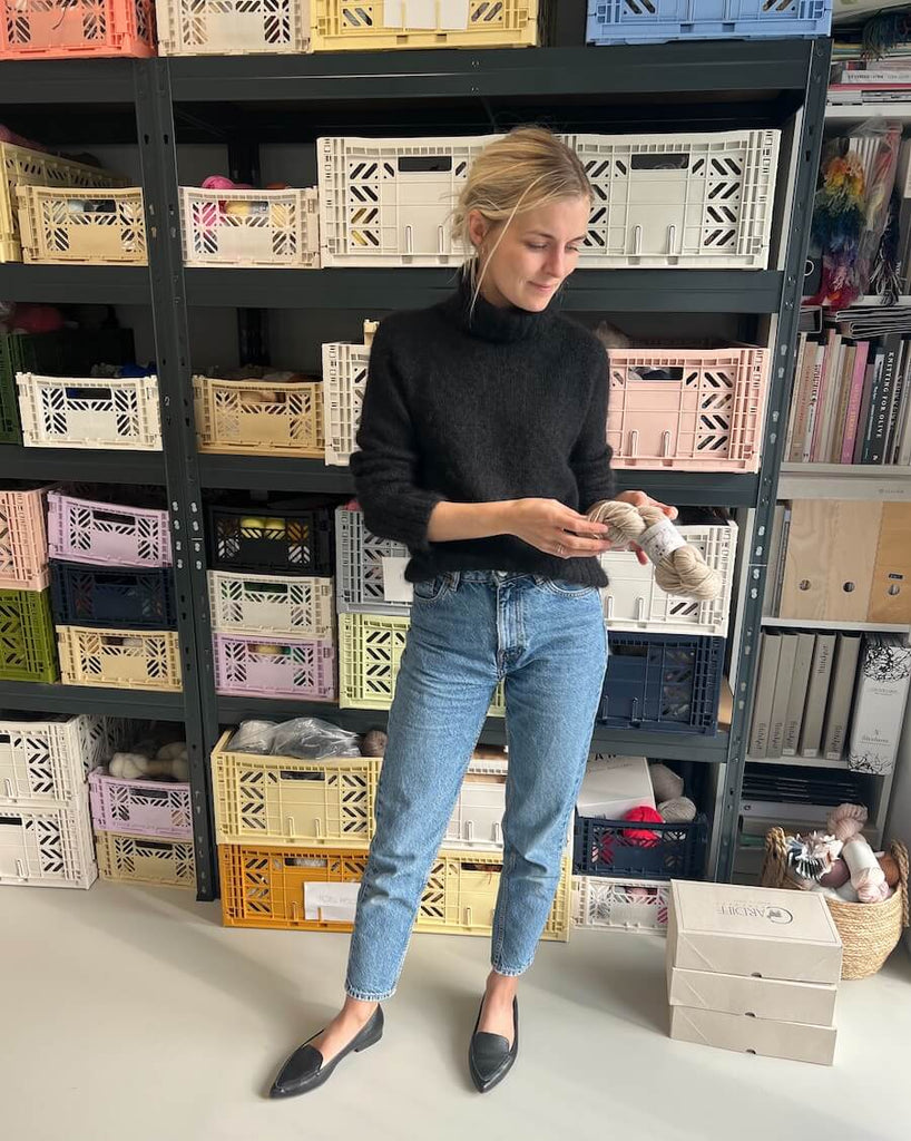 Kvinde iført sort Caramel Sweater