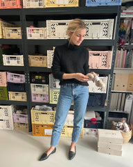 Kvinde iført sort Caramel Sweater