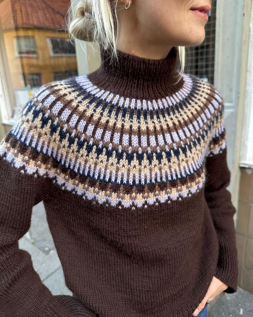 Kvinde iført flerfarvet Celeste Sweater