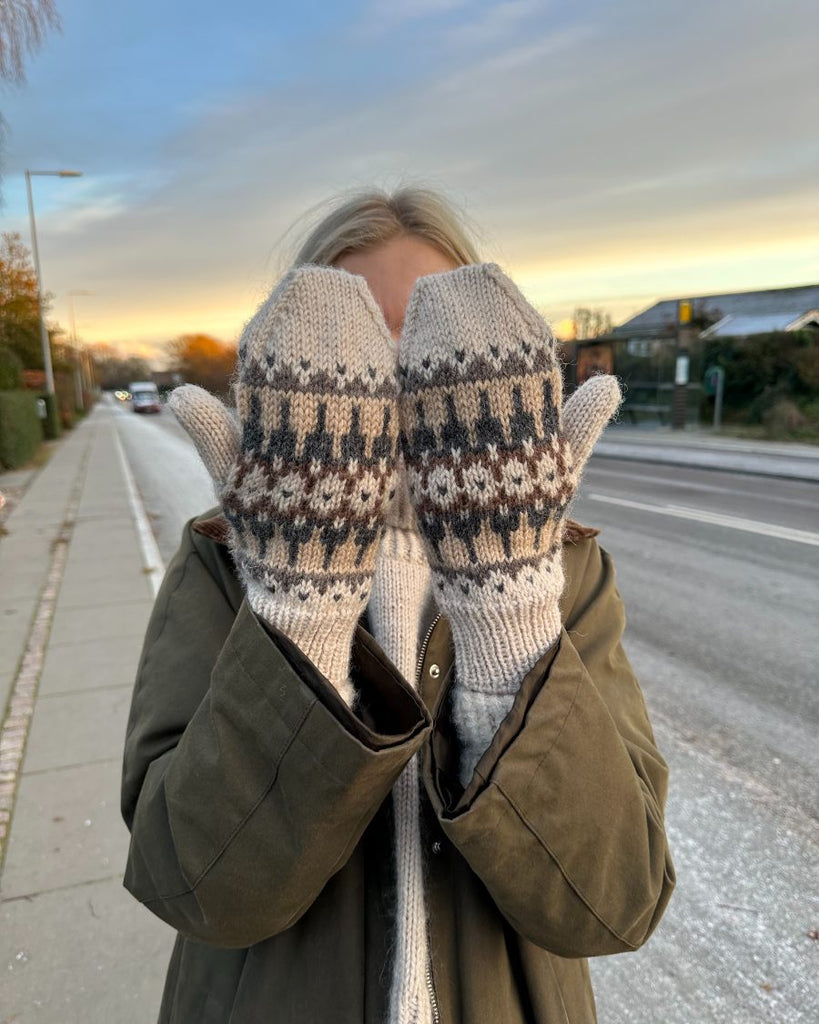 Kvinde iført Celeste Vanter i brunlige nuancer