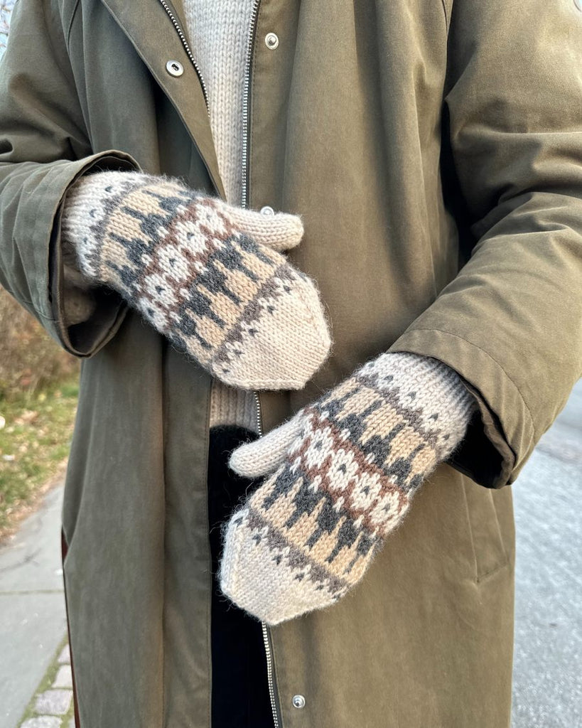 Kvinde iført Celeste Vanter i brunlige nuancer