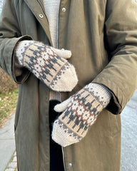 Kvinde iført Celeste Vanter i brunlige nuancer