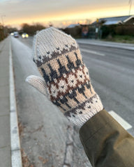 Kvinde iført Celeste Vante i brunlige nuancer