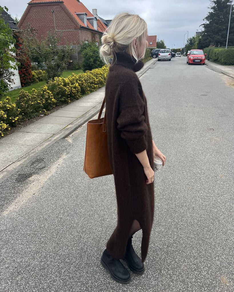 Kvinde iført brun Chestnut Dress