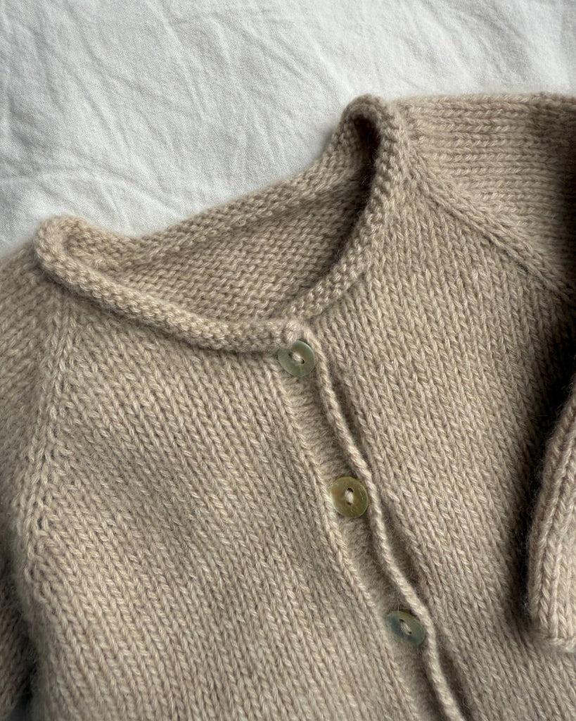 Closeup af cardiganen i Cleo Baby Set