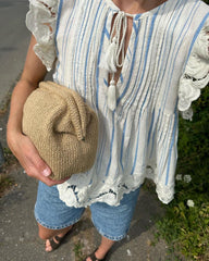 Kvinde holder Cleo Clutch i camel under armen