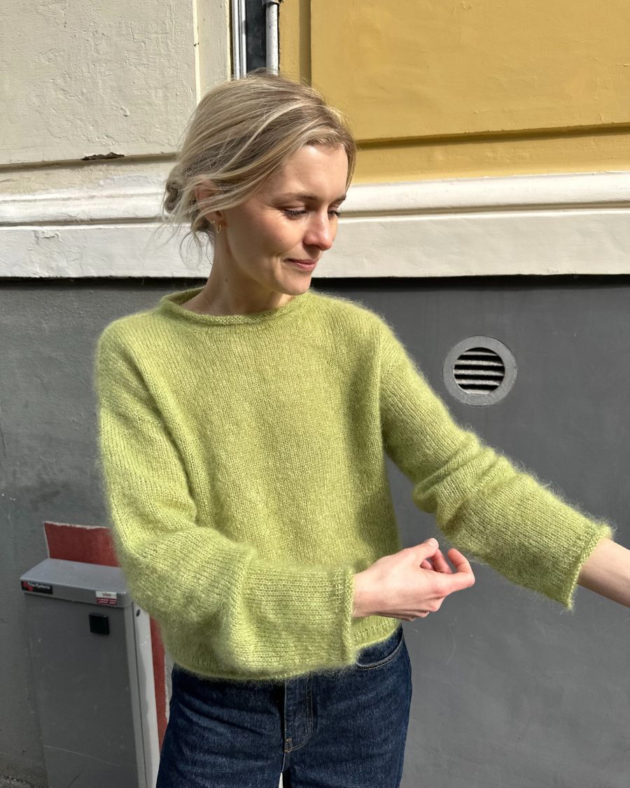 Kvinde iført grøn Cloud Blouse