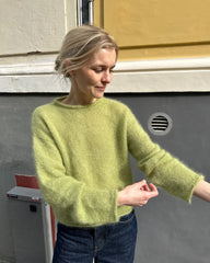 Kvinde iført grøn Cloud Blouse