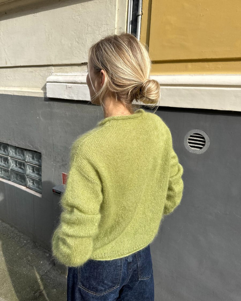 Kvinde iført grøn Cloud Blouse